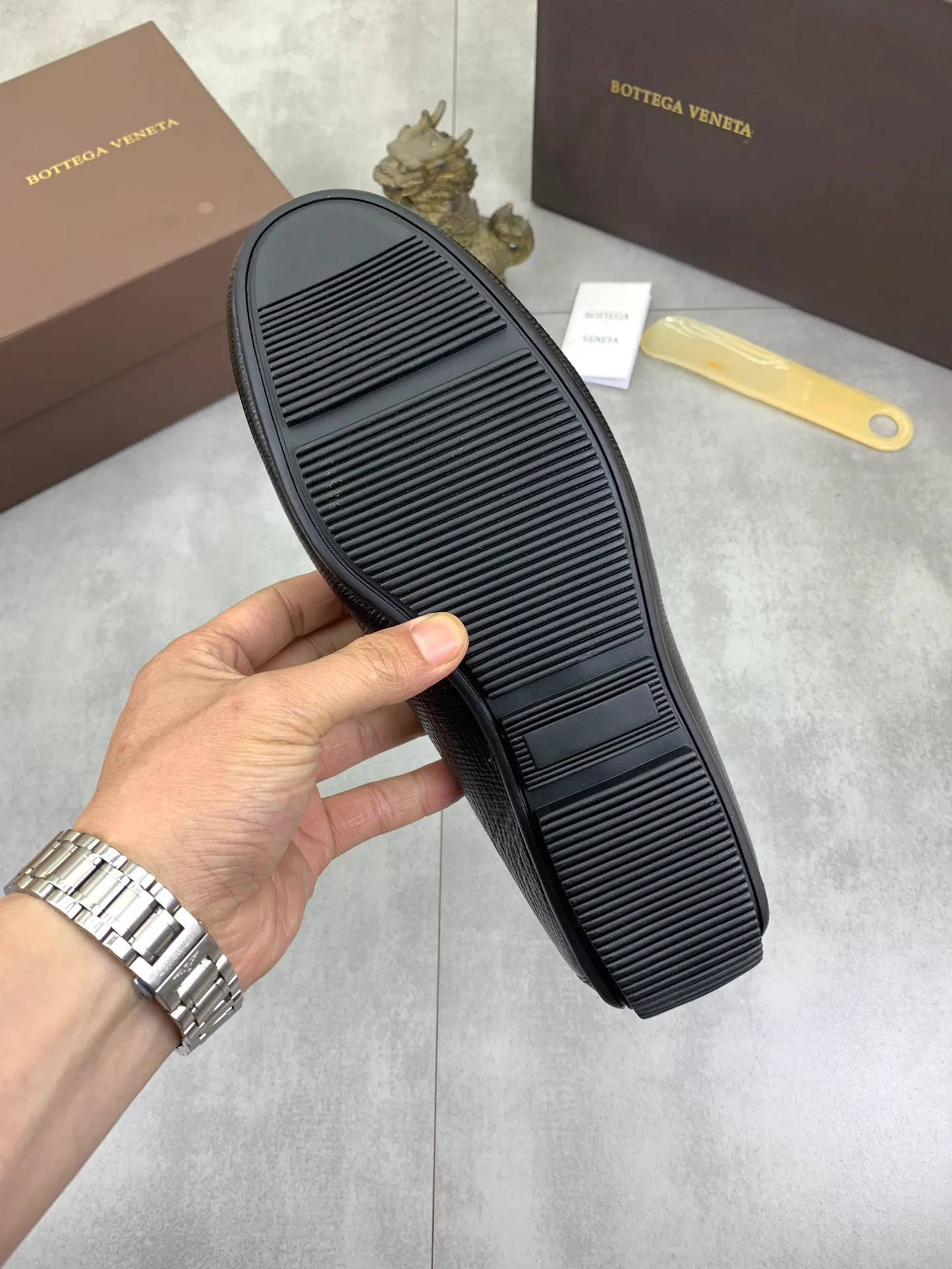 Men's shoes 💰P420 [New model] Water-dyed Niuli 💰High-quality business beanie shoes 💎💎💎 BOTTEGA VENETA official website synchronizes the latest top version of BV in the market, accepts material comparison, shoe type comparison, process comparison, practical and texture, versatile, suitable for any occasion, the more you look at it, the more it tastes. Pure hand-woven craftsmanship - Upper material, hand-woven calfskin imported from Italy 🇮🇹 - High-quality water-dyed cowhide lining - Original private model customized outsole -Size: 39-44 (38 45 can be customized) Color: black optional